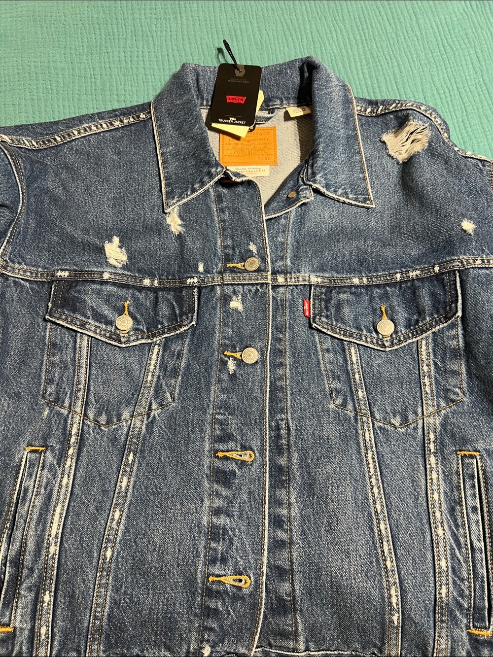 NWT! Levi's '90s Trucker Jacket Distressed Denim Medium Wash XL